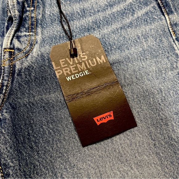 Levi’s Wedgie Distressed Jean Size 26 - Picture 3 of 5